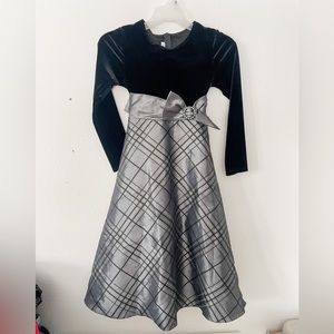 Girls formal dress- black and silver. Sz 8 Like new!